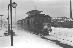 DSB MO class (V) arriving from Svendborg photographed at the railway station in Odense February 1978. . The MO class (type V) was built by Frichs in Denmark in a number of 90. It was put in service in 1951 - 1958. 3-B. Two 6-cyl. Frichs dieselelectric engines. 500 hp. Max speed 120 km/h - 75 mph. Length 20 930 mm. Weight 65 metric tonnes. 37 seats.